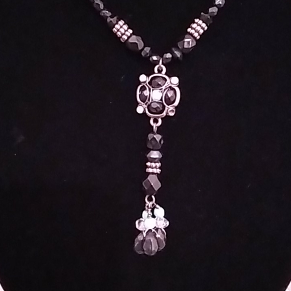 NEW. Necklace earrings and bracelet - Picture 3 of 6